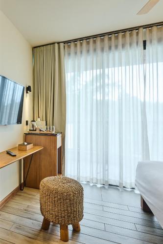 Una televisión o centro de entretenimiento en Papangue Hôtel & Spa