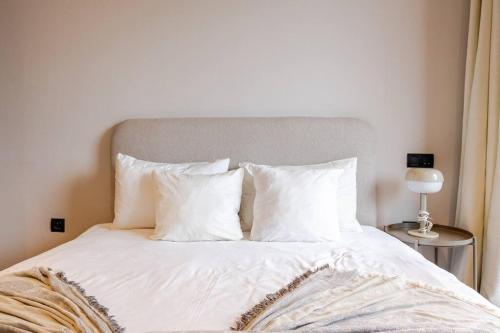 Postel nebo postele na pokoji v ubytování Cozy Luxurious Bourgogne Studio