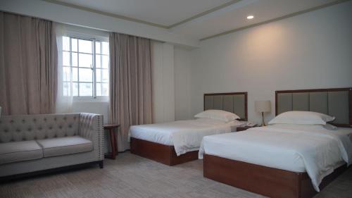 Кровать или кровати в номере Water Bay Hotel saipan