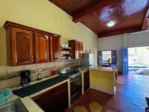Kuchyň nebo kuchyňský kout v ubytování Hostal Los Girasoles by Hostal Inn