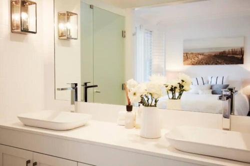 Koupelna v ubytování Beach Front House Outdoor Hot Tub Sauna