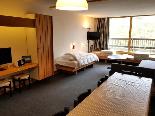 Postel nebo postele na pokoji v ubytování Résidence Cachette - Appartement 3 pièces 8 personnes à Arc 1600 en centre station proche des commerces et des pistes MAE-1675