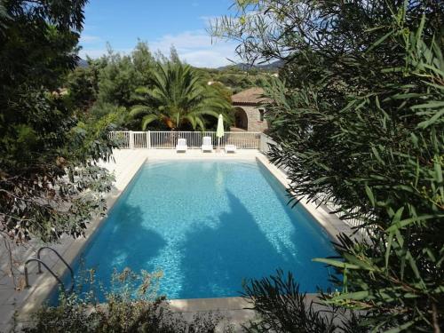 - une piscine dans une cour arborée dans l'établissement Les Routes, à Propriano
