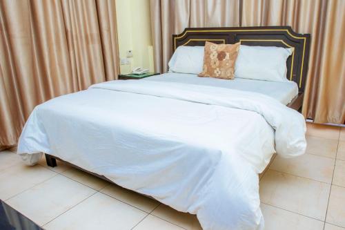 Un ou plusieurs lits dans un hébergement de l'établissement Sleep Inn Hotel - Kariakoo