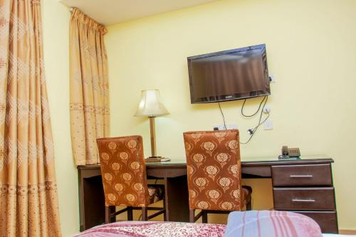 Télévision ou salle de divertissement dans l'établissement Sleep Inn Hotel - Kariakoo