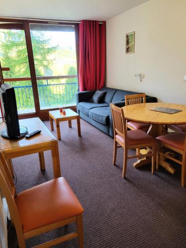 un salon avec un canapé et une table dans l'établissement Résidence Varet 2 - Studio cabine 5 personnes Varet MAE-6064, à Arc 2000