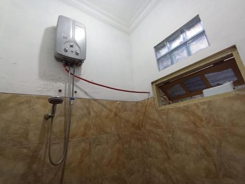 Ένα μπάνιο στο Intayu Homestay RedPartner