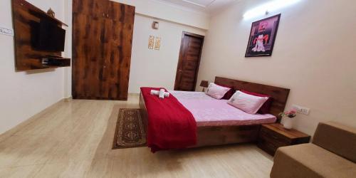 Ένα ή περισσότερα κρεβάτια σε δωμάτιο στο Yogvan Holidays 1BHK Apartments Tapovan Rishikesh