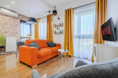 Televisyen dan/atau pusat hiburan di Cozy apartment with gym in the City Center