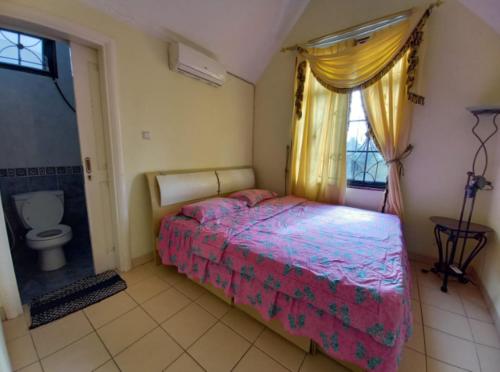 Ένα ή περισσότερα κρεβάτια σε δωμάτιο στο Villa kota bunga at puncak bogor free ac & wh