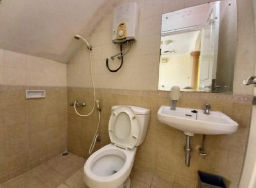 Ένα μπάνιο στο Villa kota bunga at puncak bogor free ac & wh