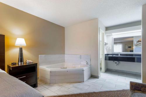 Ένα ή περισσότερα κρεβάτια σε δωμάτιο στο Quality Inn Cordele