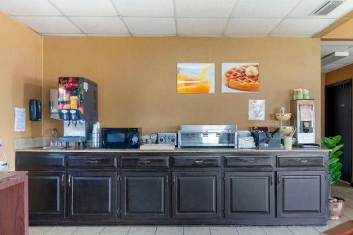 una cucina con bancone e aasteryasteryasteryasteryasteryasteryasteryasteryasteryasteryasteryasteryasteryasteryasteryasteryasteryasteryasteryasteryasteryasteryasteryasteryasteryasteryasteryasteryasteryasteryasteryasteryasteryasteryasteryasteryasteryasteryasteryasteryasteryasteryasteryasteryasteryasteryasteryasteryasteryasteryasteryasteryasteryasteryaster di Quality Inn Cordele a Cordele