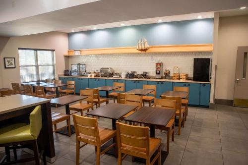 Kuchyň nebo kuchyňský kout v ubytování Country Inn & Suites by Radisson, Wilmington, NC