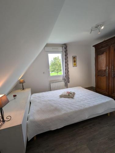 une chambre avec un lit blanc et une fenêtre dans l'établissement Prestig house, à Danestal