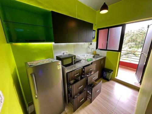 Kuchyň nebo kuchyňský kout v ubytování Plush Studio Apartment Near Palolem Beach