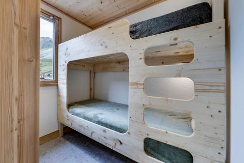 a bunk bed in a tiny house at Appartement Ski aux Pieds 2100m - Le Nid Tignes Val Claret in Tignes