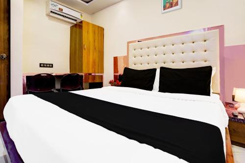 Postel nebo postele na pokoji v ubytování Hotel Airport Crown Andheri East, Mumbai