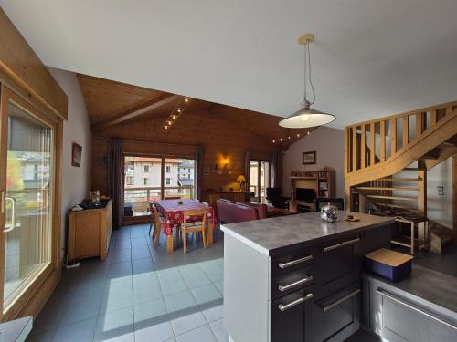 une cuisine et un salon avec une table et une salle à manger dans l'établissement Grand Coeur C13 - Appartement-chalet au cœur de Bourg-Saint-Maurice, à Bourg-Saint-Maurice