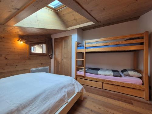 - une chambre avec 2 lits superposés dans une cabine dans l'établissement Grand Coeur C13 - Appartement-chalet au cœur de Bourg-Saint-Maurice, à Bourg-Saint-Maurice