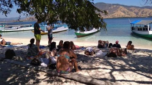 BorasにあるRutong islandの海岸に座る人々