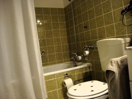 un baño con inodoro y bañera en Beale, en Todtmoos