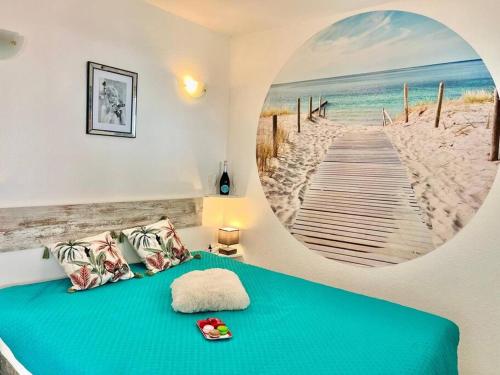 - une chambre avec un lit donnant sur une plage dans l'établissement Azur Riviera YourHostHelper, à Vallauris