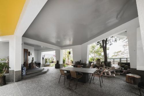 a living room with a table and chairs at 耕雲齋 in Caotun