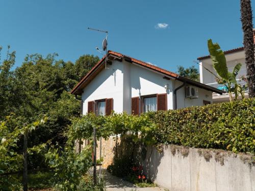 Charming Apartment with Sea Views and Shared Pool