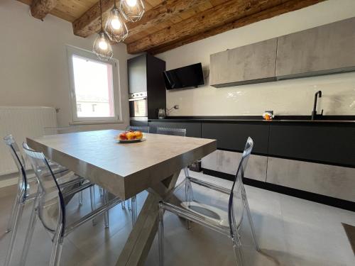 a kitchen with a table and chairs in a room at B&B da Mimì in San Vito al Tagliamento