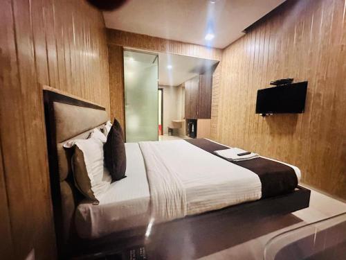 TV a/nebo společenská místnost v ubytování Hotel Merakee - Near Dahisar Mira Road Mumbai