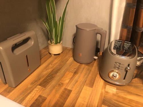 Coffee and tea making facilities at Birdland Apartman