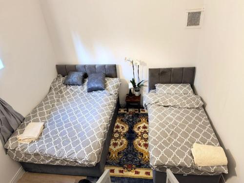 two beds sitting next to each other in a bedroom at Sleep4 - Close To Purley Station & Local Shops in Purley