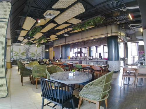 Restaurace v ubytování Luminor Hotel Jambi Kebun Jeruk By WH