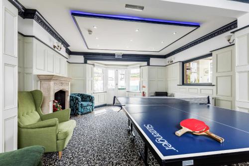 Stolní tenis v ubytování Deluxe Studios with Spa included nebo okolí