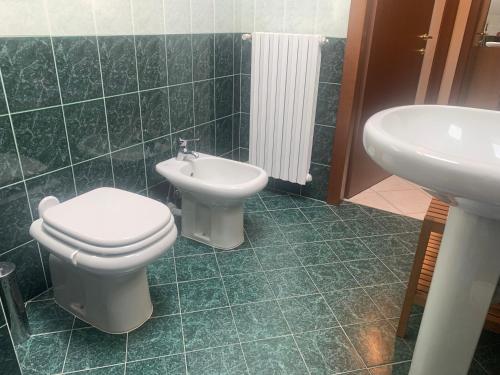 a bathroom with a toilet and a sink at Appartamento panoramico in San Giuliano Milanese