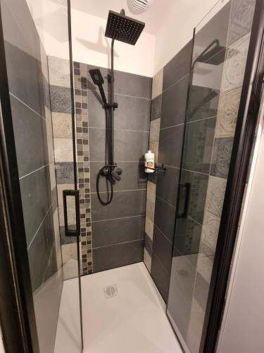 Ένα μπάνιο στο Prestigieuse Résidence ST MARIE - Appt 2 Chambres - N 20