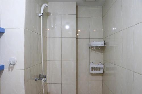 Koupelna v ubytování Comfort and Cozy 2BR at Springlake Summarecon Bekasi Apartment By Travelio