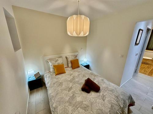 une chambre avec un lit avec deux oreillers dessus dans l'établissement Numérobis, à Carcassonne