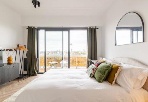 Кровать или кровати в номере Deluxe Studio La Cambre - with view