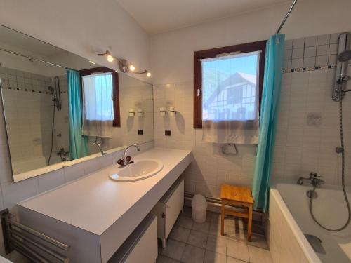 une salle de bain avec un lavabo, une douche et une baignoire dans l'établissement LES 5 LACS J2 - Bel appartement centre-ville, à Bourg-Saint-Maurice