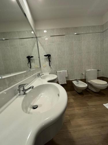 Un baño de Hotel Touring