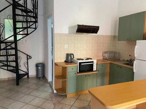 Dapur atau dapur kecil di Esperides Maisonettes