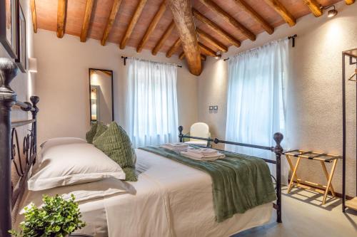 a bedroom with a bed in a room at Villa Rosa in Ancaiano