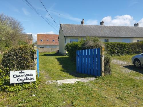 a sign on a gate in front of a house at La charmante Cayolaise in Cayeux-sur-Mer