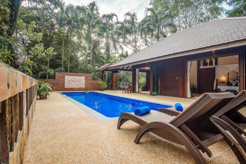 Πισίνα στο ή κοντά στο Koh Jum Beach Villas "A member of Secret Retreats"