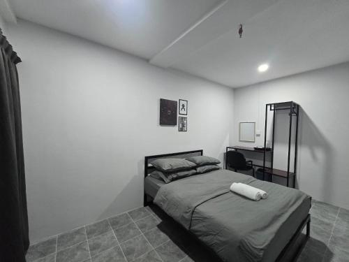 Postel nebo postele na pokoji v ubytování Dazzle Home Aeropod