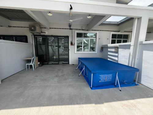 a blue ping pong table in a garage at Bayu Laut Homestay (Anjung Gapam) in Bemban