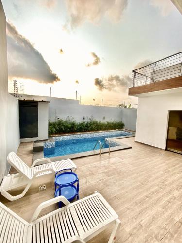 Bazén v ubytování Villa Queens nebo v jeho okolí