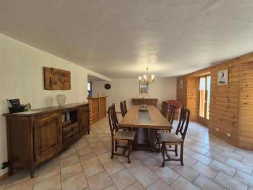 Photo de la galerie de l'établissement Grand appartement proche Bourg-Saint-Maurice, à Bourg-Saint-Maurice